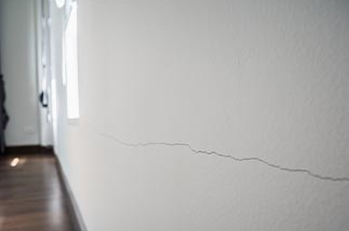 crack in wall running horizontally